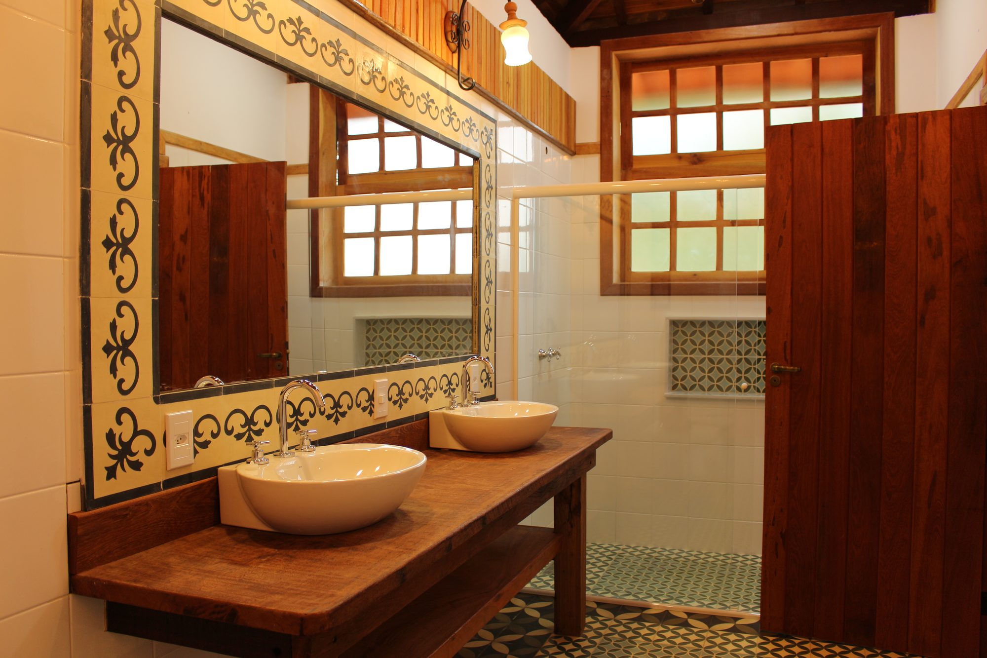 Suíte Ficus — banheiro com azulejos artesanais e cubas duplas