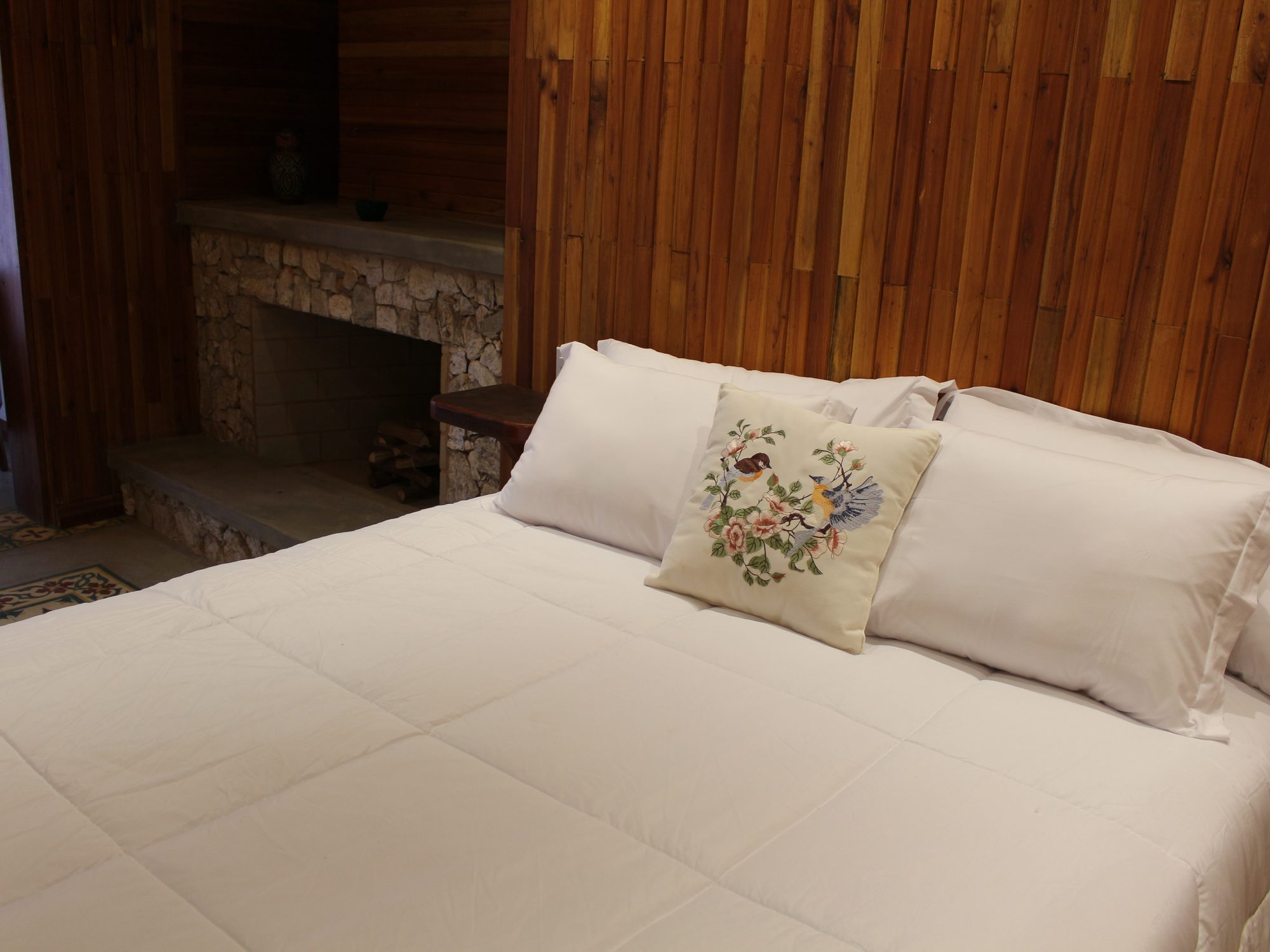 Suíte Ficus — cama King Size com lareira de pedra